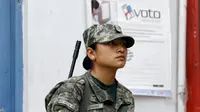 Calon yang diunggulkan dalam pemilu, Keiko Fujimori -- putri mantan Presiden Alberto Fujimori yang menindak gerilyawan Maois, Shining Path.