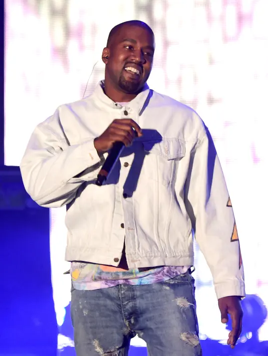 Netizen pun berpendapat bahwa baju yang dikenakan Kanye memang terlihat 'Nyentrik'. Ia nampak jauh berbeda dengan gaya fesyen keluarganya. (AFP/Bintang.com)