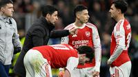 Manajer Arsenal asal Spanyol, Mikel Arteta (kiri ke kanan), memberikan instruksi dari pinggir lapangan kepada gelandang Arsenal asal Inggris bernomor punggung 41, Declan Rice, gelandang Arsenal asal Brasil bernomor punggung 11, Gabriel Martinelli, dan bek Arsenal asal Spanyol bernomor punggung 36, Martin Zubimendi, selama pertandingan leg pertama babak 16 besar Liga Champions UEFA antara Bayer 04 Leverkusen vs Arsenal di Leverkusen, Jerman barat, pada 12 Maret 2026. (INA FASSBENDER/AFP)