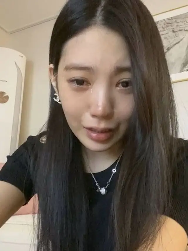 Lizzy eks After School saat menggelar sesi Instagram Live. (Foto via Koreaboo)