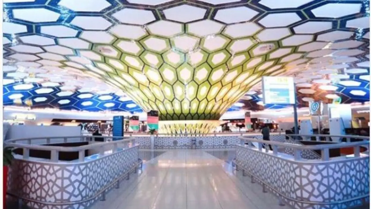 Abu Dhabi Bagikan Gelang Pelacak Karantina Bagi Wisatawan