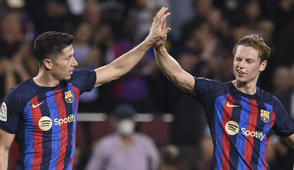 Tambahan dua gol pada pertandingan melawan Villarreal membuat Robert Lewandowski menjadi top skor sementara La Liga 2022/2023 dengan 11 gol. (AFP/Josep Lago)