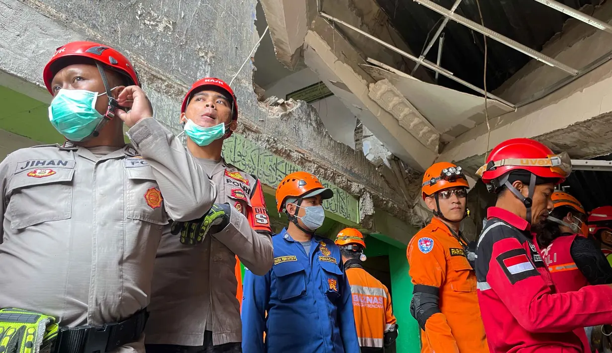 Ratusan personel tim pencari dan penyelamat gabungan dikerahkan untuk penanganan reruntuhan mushala Ponpes Al Khoziny Sidoarjo. (AP Photo/Trisnadi)