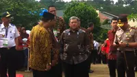 Gubernur Jawa Barat, Ahmad Heryawan, mengapresiasi peresmian dimulainya pembangunan jalur ganda (double track) kereta api Bogor-Sukabumi Tahap I, Jumat (15/12/2017). (Liputan6.com/Mulvi Mohammad)
