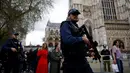 Petugas polisi berpatroli menjelang penobatan Raja Charles III dan Ratu Camilla di Westminster Abbey, pusat kota London, pada 5 Mei 2023. (Photo by Odd ANDERSEN / AFP)
