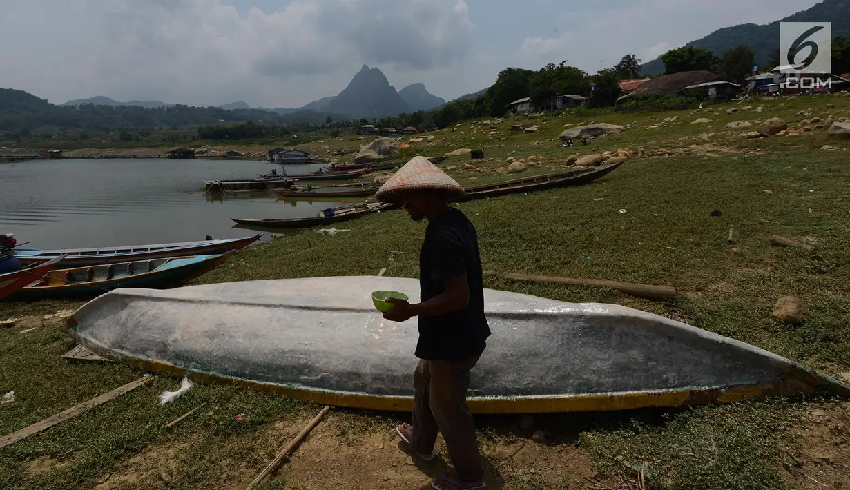 Petani ikan tawar kerambah jaring apung beraktivitas di Desa Panyinangan Kecamatan Sukatani, Waduk Jatiluhur, Purwakarta, Jawa Barat, (9/2). Petani merasa tidak berani untuk menabur benih ikan air tawar karena curah hujan tinggi. (Merdeka.com/Imam Buhori)