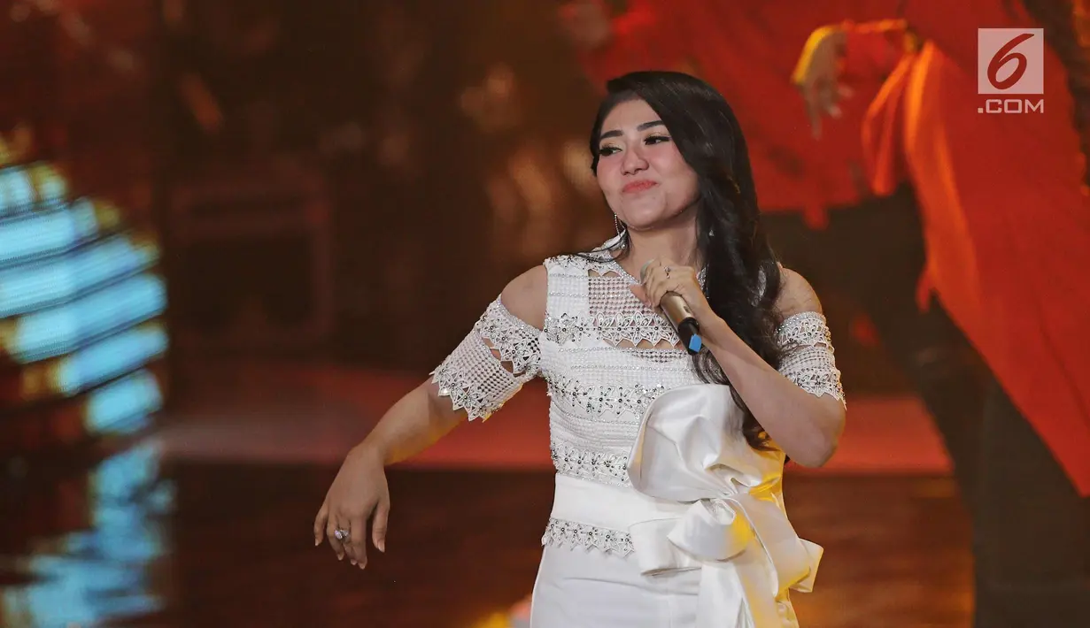 Aksi panggung pedangdut Via Vallen pada perayaan HUT ke-23 Indosiar di Jakarta Convention Center (JCC), Kamis (11/1). HUT Indosiar Bertema “Konser Raya 23 Tahun Indosiar Luar Biasa”. (Liputan6.com/Herman Zakharia)