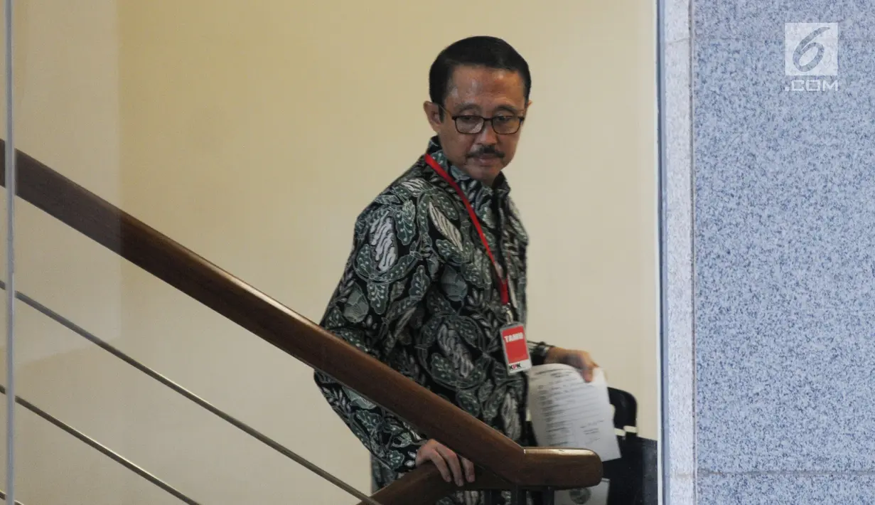 Mantan Kepala Badan Penyehatan Perbankan Nasional (BPPN) I Putu Gede Ary Suta (kanan) menunggu panggilan saat akan menjalani pemeriksaan oleh penyidik di Gedung KPK, Jakarta, Selasa (9/7/2019). I Putu Gede diperiksa terkait dugaan korupsi penerbitan SKL BLBI. (merdeka.com/Dwi Narwoko)