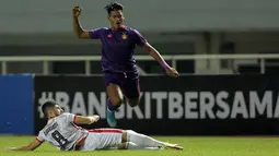 Gelandang Borneo FC, Nuriddin Davronov (bawah) berusaha menghalangi laju dari penyerang Persik Kediri, Septian Bagaskara dalam laga pekan kedua BRI Liga 1 2021/2022 di Stadion Pakansari, Bogor, Jumat (10/9/2021). Borneo FC Kalah 0-1. (Foto: Bola.com/Ikhwan Yanuar)