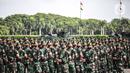 Seorang prajurit TNI AD berdiri di atas Alutsista saat mengikuti Apel Gelar Pasukan Jajaran TNI AD di Lapangan Monas, Jakarta, Selasa (25/1/2022). Pasukan TNI AD dan Alutsista dipamerkan saat mengikuti gelar apel pasukan. (Liputan6.com/Faizal Fanani)