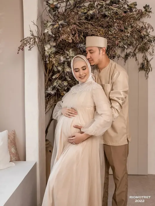 <p>Kemesraan Kartika Putri dan Habib Usman dalam balutan kostum berwarna senada. (Foto: Instagram/ riomotret)</p>
