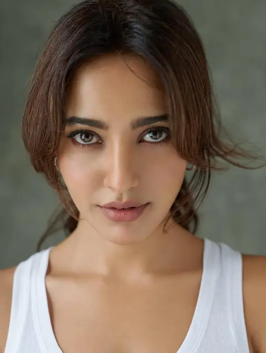 Neha Sharma mempunyai senyum yang manis dan wajah yang cantik. Selain itu, ia juga punya mata yang indah. (Foto: instagram.com/nehasharmaofficial)