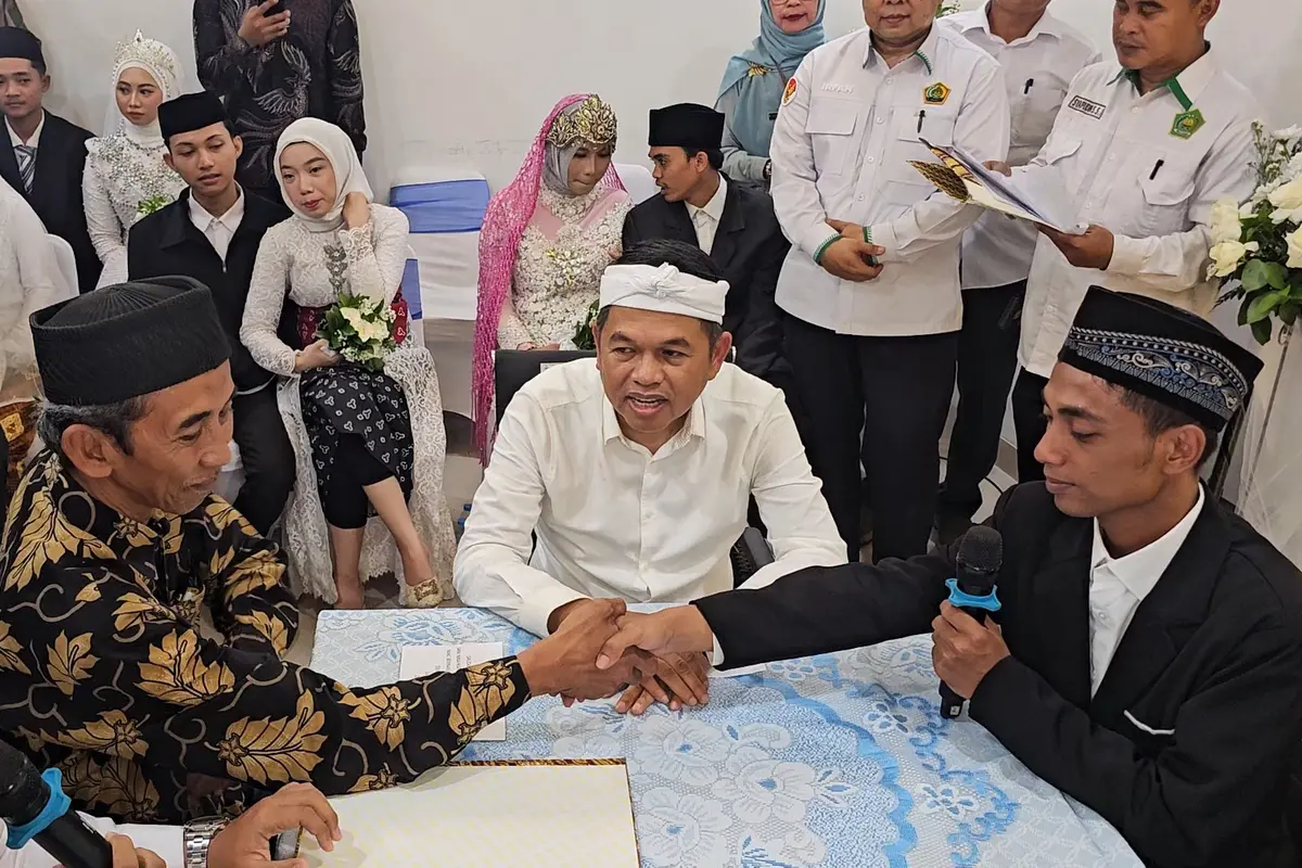 Gubernur Jabar Dedi Mulyadi jadi saksi pernikahan warga Depok. (Liputan6.com/Dicky Agung Prihanto)