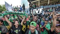 Ribuan suporter Persebaya Surabaya (Bonek) melakukan aksi di Stadion Tugu, Koja, Jakarta Utara, (2/8). Mereka meminta PSSI mengembalikan status Persebaya 1927 sebagai klub yang sah dan ikut perhelatan Liga Indonesia.(Liputan6.com/Yoppy Renato)
