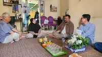 VP Corporate Communication BCA, Wendiyanto Saputro saat menyambangi kediaman Arie Basuki jurnalis Merdeka.com dikediamanya di Perumahan Palem Ganda Asri, Depok. (Liputan6.com/Dicky Agung Prihanto)
