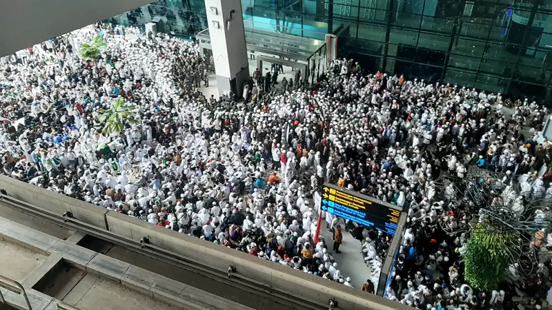 Jelang pesawat yang membawa Rizieq Shihab tiba, ribuan massa Front Pembela Islam (FPI) sudah menduduki Gate 1 Kedatangan Internasional Terminal 3 Bandara Internasional Soekarno Hatta, Selasa (10/11/2020).