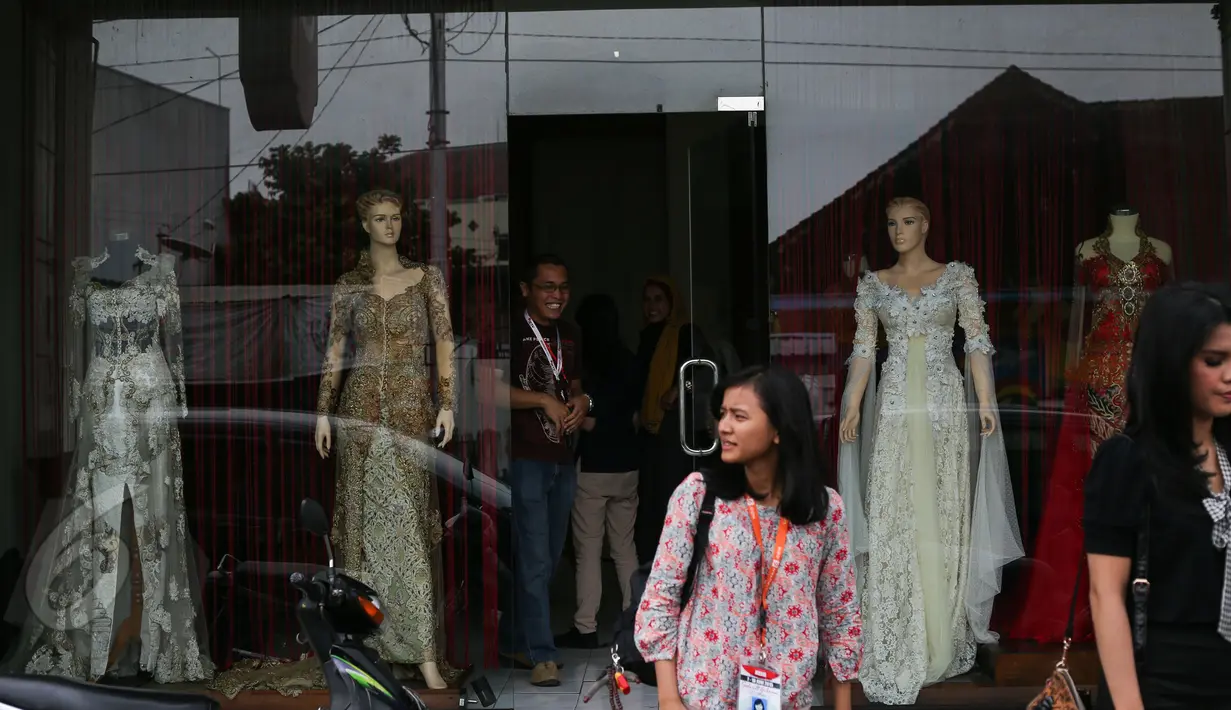 Suasana depan butik Hanif Aisyah, desainer pembuat baju pengantin Gibran Rakabuming dan Selvi Ananda, Solo, Senin (8/6/2015). Hanif Aisyah mengaku bangga bisa membuat baju pengantin untuk putra Presiden RI. (Liputan6.com/Faizal Fanani)