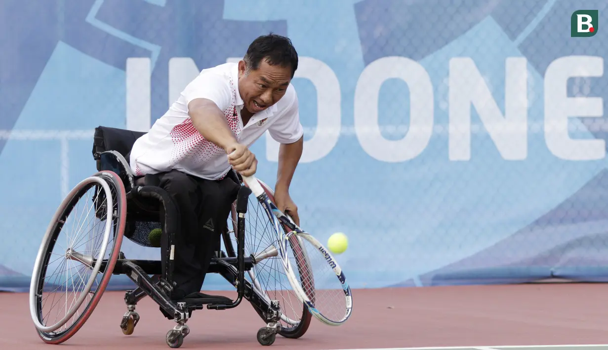 Petenis Indonesia, Erwin Subrata, berusaha mengembalikkan bola saat melawan wakil Taiwan, Chu-Yin Huang dan Tzu-Hsuan Huang, pada Asian Para Games di Kelapa Gading, Jakarta, Senin (8/10/2018). Indonesia takluk 2-0 dari Taiwan. (Bola.com/M Iqbal Ichsan)