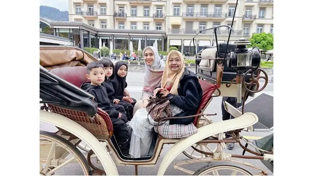 6 Potret Kedekatan Oki Setiana Dewi dan Ibunda Selama di Swiss, Penuh Kehangatan