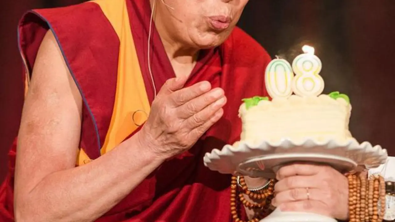 12 Quote Dalai Lama Bikin Kamu Punya Konsep Baru Tentang Bahagia