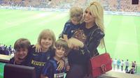Wanda Nara, istri dari Kapten Inter Milan, Mauro Icardi, bersama anak-anaknya menyaksikn laga La Beneamata. (Instagram)