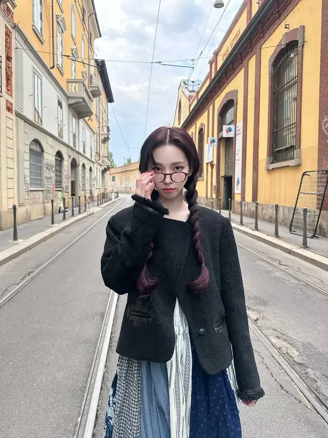 10 Ide Outfit Layering ala Karina aespa yang Bikin Tampil Kece di Setiap Kesempatan
