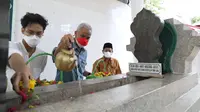 Gubernur Jawa Tengah Ganjar Pranowo bersama anak dan istrinya berziarah ke Makam Pahlawan Nasional Pangeran Diponegoro. (Istimewa)
