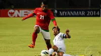Yabes Roni Malaifani (Indonesia U-19) meloncat menghindari tackling keras pemain Myanmar, Nanda Kyaw saat berlaga di Stadion GBK Jakarta, (5/5/2014). (Liputan6.com/Helmi Fithriansyah)