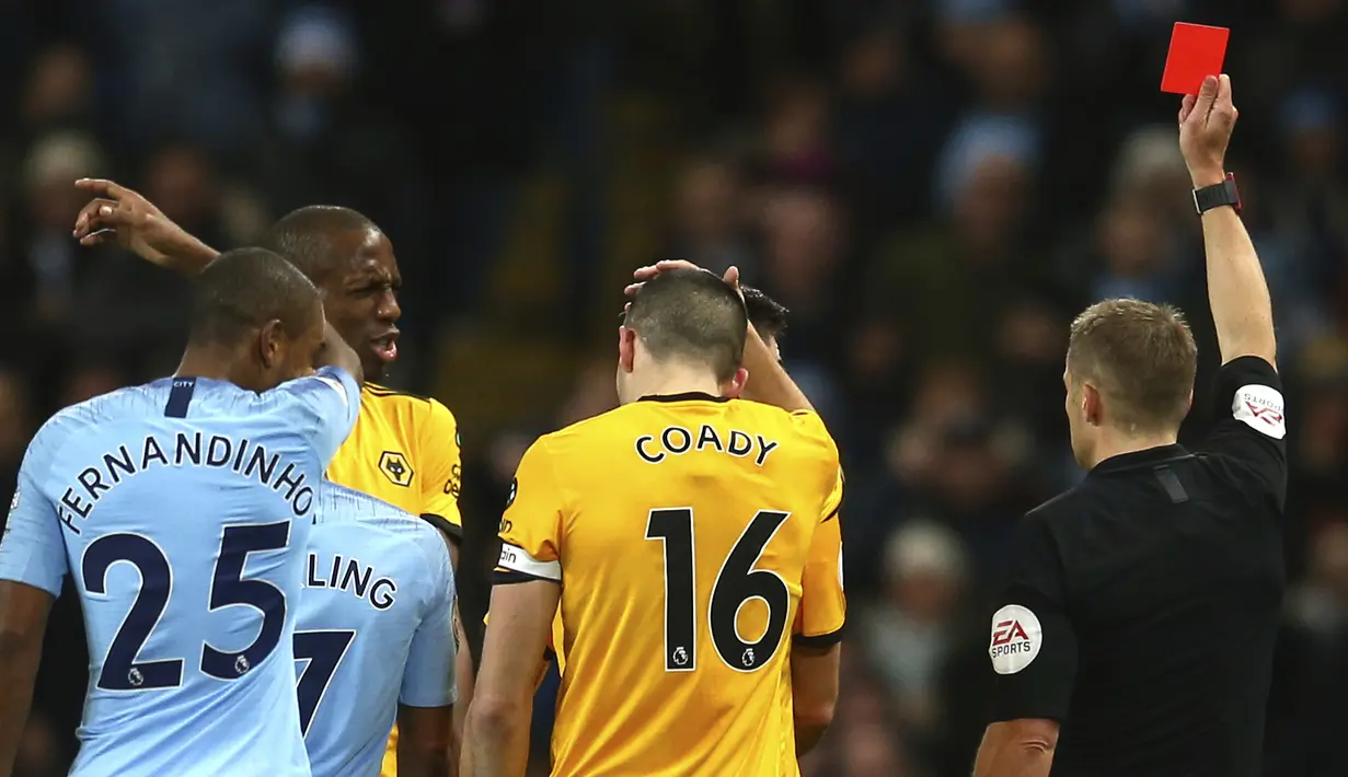 Pemain Wolverhampton Wanderers, Willy Boly, mendapat kartu merah saat melawan Manchester City pada laga Premier League di Stadion Etihad, Manchester, Senin (14/1). Manchester City menang 3-0 atas Wolverhampton Wanderers. (AP/Dave Thompson)