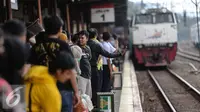 Jelang H-1 Lebaran, lonjakan penumpang di Stasiun Senen sebanyak 14 persen, Jakarta, Kamis (16/7/2015). Stasiun Senen menambah sebanyak enam Kereta Api (KA) yang disediakan untuk mengangkut para pemudik. (Liputan6.com/Faizal Fanani)