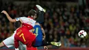 Striker Spanyol, Alvaro Morata, berebut bola dengan pemain Makedonia, Darko Velkovski, dalam laga lanjutan Grup G Kualifikasi Piala Dunia 2018 di Estadio Nuevo Los Carmenes, Sabtu (12/11/2016) waktu setempat. (AFP/Jorge Guerrero)