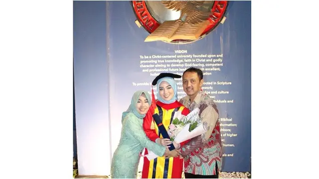 Lulus Kuliah 3,5 Tahun, Ini 7 Potret Wisuda Nabilah Ayu Eks JKT48