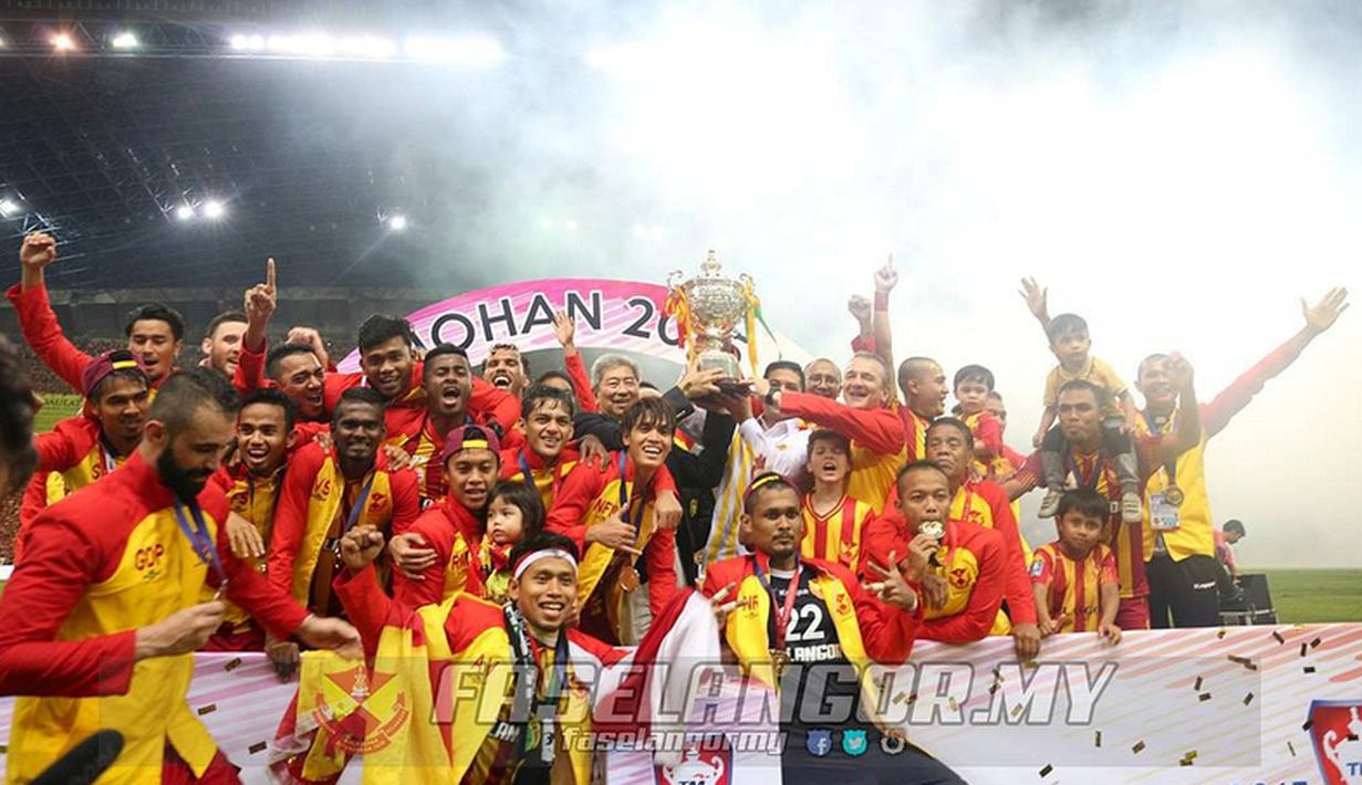 Andik Vermansah bersama pemain Selangor FA setelah juara Piala Malaysia di Stadion Shah Alam, Selangor, Sabtu (12/12/2015). (Instagram/Faselangor.my)