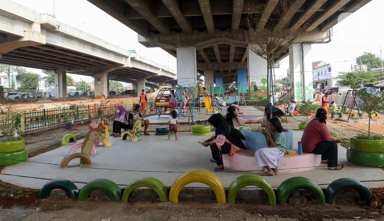 Warga beraktivitas di Taman Interaksi, kolong Tol Becakayu, kawasan Cipinang Melayu, Jakarta, Selasa (31/10/2023). (Liputan6.com/Herman Zakharia)