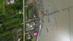 Abrasi pantai yang kian meluas kawasan wisata pantai Weg naar Zee di Paramaribo, ibu kota Suriname, sebuah negara kecil di Amerika Selatan, semakin mengkhawatirkan. (Juan BARRETO/AFP)