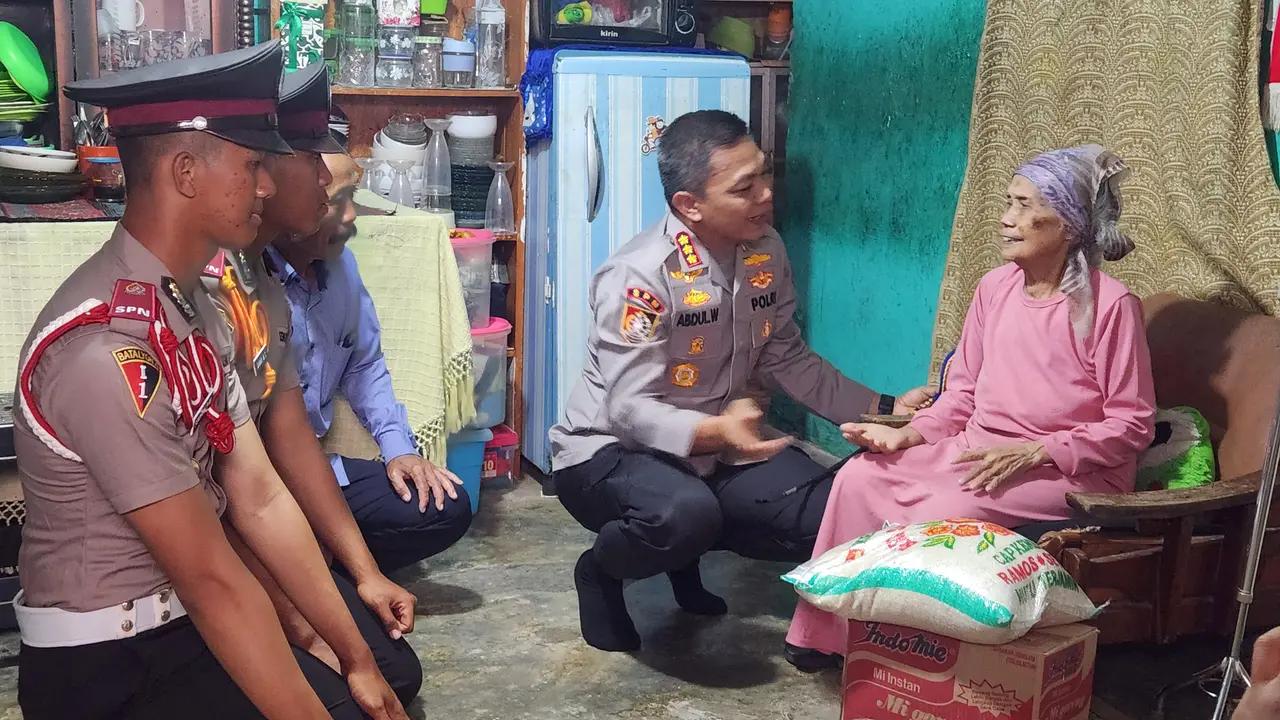 Kepala SPN Polda Metro Jaya, Kombes Abdul Waras saat memberikan bantuan sembako kepada warga sekitar SPN Polda Metro Jaya, Cigombong, Kabupaten Bogor. (Liputan6.com/Dicky Agung Prihanto)