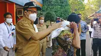 Bupati Banyumas, Achmad Husein melaunching penyaluran beras PPKM di Kantor Perum Bulog Cabang Banyumas, Purwokerto. (Foto: Liputan6.com/Humas Pemkab Banyumas)