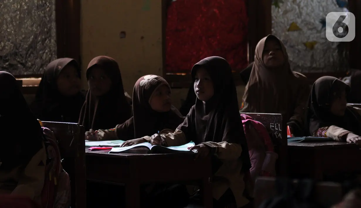 Sekolah mempunyai empat ruang kelas, sementara dua di antaranya tidak bisa digunakan. Pihak sekolah menggunakan ruangan secara bergantian. (merdeka.com/Imam Buhori)