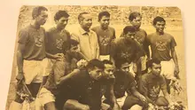 Timnas Indonesia 1970-an bersama Presiden RI Kedua Soeharto, Sucipto Suntoro (nomor dua dari kanan setengah membungkuk). (Repro dokumen pribadi)