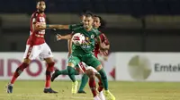 Gelandang Bali United, Hariono (dua kiri) mengawal pergerakan pemain PS Sleman Velez Nicolas Leandro (kiri) dalam pertandingan perempat final Piala Menpora 2021 di Stadion Si Jalak Harupat, Bandung. Senin (12/4/2021). (Foto: Bola.com/Ikhwan Yanuar)