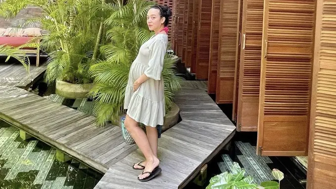 Tampilan Dea Ananda Pamerkan Baby Pump di Bali, Memesona dengan Kain khas Pulau Dewata (Instagram/dea_ananda)