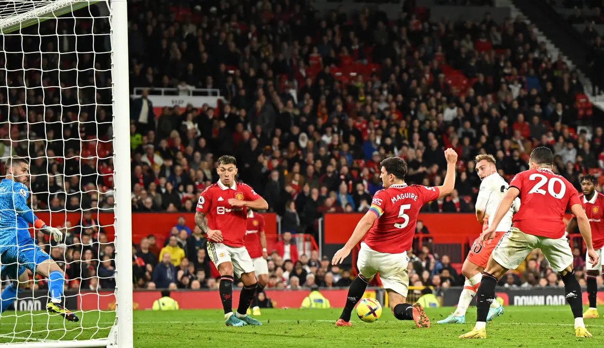 Pada pertandingan tersebut terlihat Harry Maguire yang menggantikan sosok Varane sangat solid di barisan pertahanan. Ia kedapatan membantu David de Gea menghalau tendangan keras Jarrod Bowen dari dalam kotak penalti. (AFP/Oli Scarff)