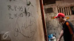 Coretan tembok di rumah yang pernah ditempati oleh Siti Aisyah, di kawasan Tambora, Jakarta Barat, Jumat (17/2). Rumah tersebut berlokasi di Jalan Angke Indah Gang III Nomor 16, RT 05/03, Kecamatan Tambora, Jakarta Barat. (Liputan6.com/Gempur M Surya)