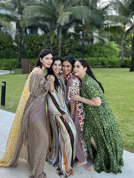 Sang adik ipar, Syahnaz Sadiqah juga tampil dengan dress motif bunga. Namun, kakak iparnya,  Nisya Ahmad tampil dengan dress motif bergaris. Credit: Instagram (@raffinagita1717)