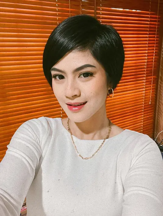 Pemeran sinetron Buku Harian Seorang Istri, Hana Saraswati sempat tampil tomboy dengan pixie cut. @hanaho.