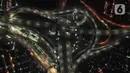 Suasana akses masuk tol layang Jakarta-Cikampek yang ditutup di Bekasi, Jawa Barat, Jumat (24/4/2020). Petugas kepolisian melakukan penutupan tol Elevated atau jalan tol layang Jakarta-Cikampek sebagai langkah menjalankan aturan larangan mudik. (Liputan6.com/Herman Zakharia)