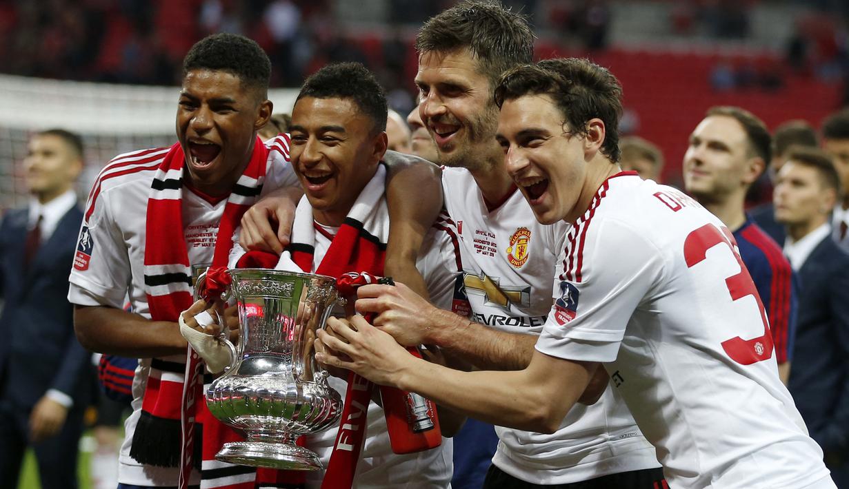 Manchester United. Manchester United berhasil mengoleksi 12 gelar Piala FA dari total 20 kali mencapai final. Gelar terakhir mereka raih pada musim 2015/2016 usai mengalahkan Crystal Palace 2-1 (1-1) melalui perpanjangan waktu di partai final, 21 Mei 2016. (AFP/Ian Kington)