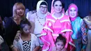 Para undangan memanfaatkan kesempatan ini untuk foto bareng dengan Krisdayanti (Galih W. Satria/Bintang.com)