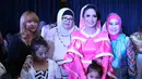 Para undangan memanfaatkan kesempatan ini untuk foto bareng dengan Krisdayanti (Galih W. Satria/Bintang.com)