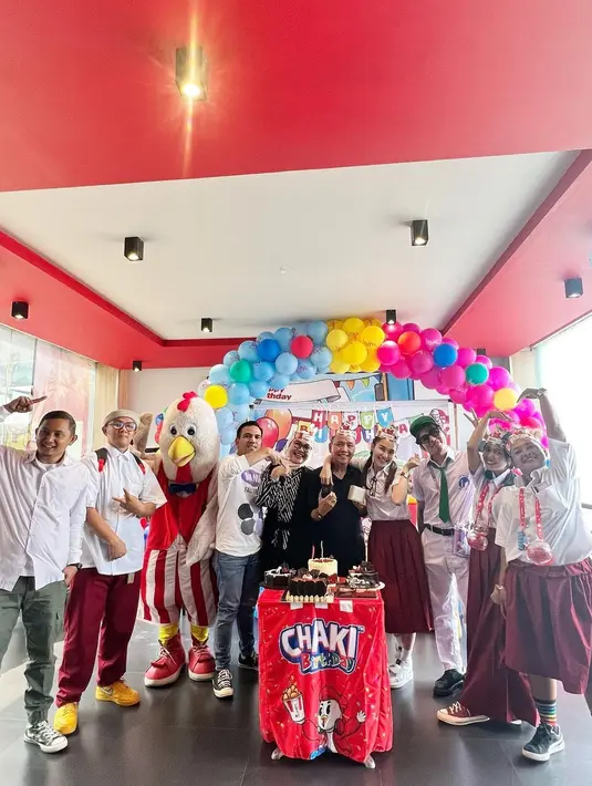 Dalam momen tersebut, penyanyi dangdut kelahiran Depok, Jawa Barat itu juga mengenakan seragam anak sekolah dasar (SD). Tampak dalam foto yang diunggah, Ayu, Bilqis, adik Ayu dan beberapa orang mengenakan seragam merah putih.  Balon-balon juga dibuat warna ceria. [Instagram/ayutingting92]